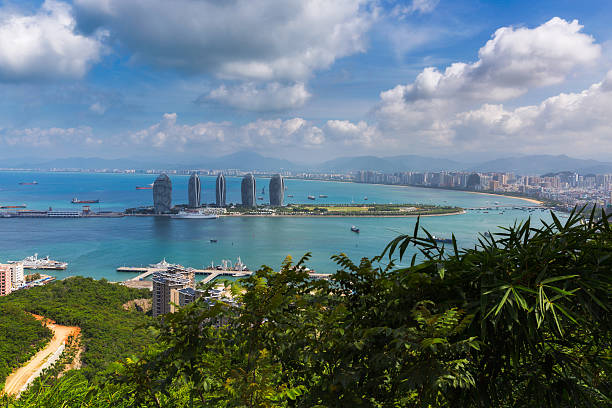 vista aérea de la ciudad de sanya - isla de hainan fotografías e imágenes de stock