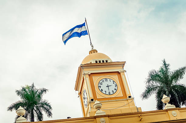 bandera de el salvador en la torre del reloj - salvadoran flag fotografías e imágenes de stock