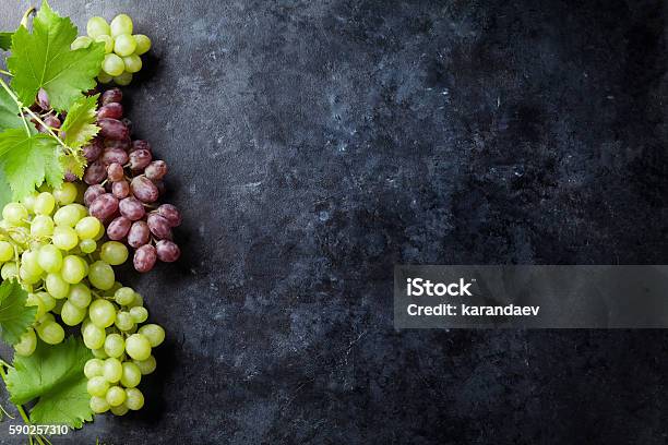 Rote Und Weiße Trauben Stockfoto und mehr Bilder von Traube - Traube, Wein, Tisch