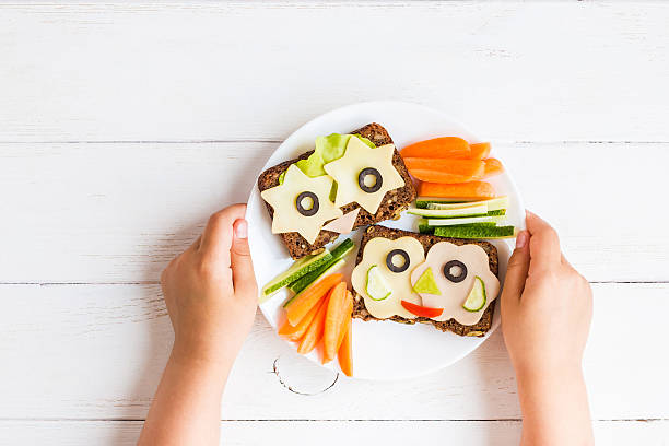 子供のための学校給食箱。子供の手。フラットレイ - school lunch ストックフォトと画像