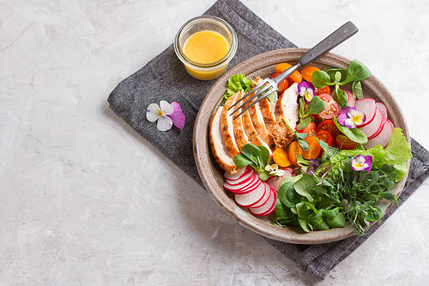 ensalada de primavera con verduras, pechuga de pollo y flowe comestible - grilled chicken chicken corn salsa fotografías e imágenes de stock