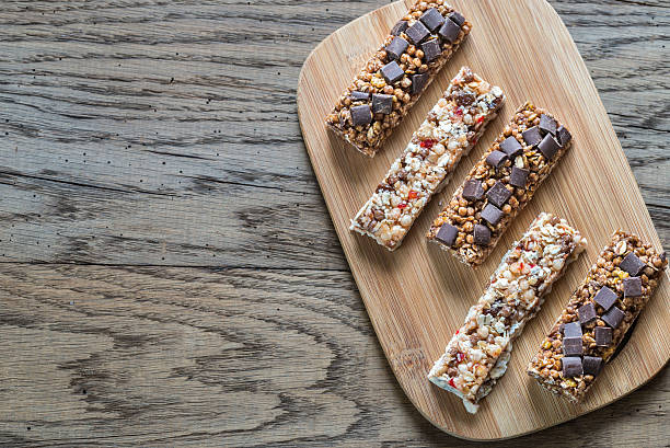 말린 베리와 초콜릿을 곁들인 그라놀라 바 - granola cereal breakfast stack 뉴스 사진 이미지