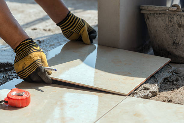 installation de carrelage dans les travaux de construction - protective workwear bricklayer manual worker construction photos et images de collection