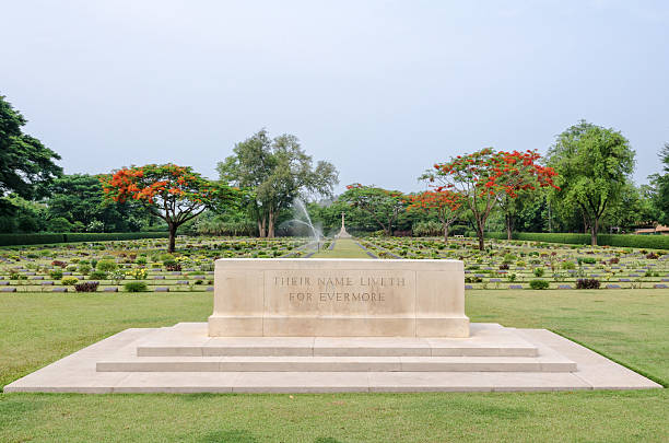 chungkai war cemetery, thailand - rood imagens e fotografias de stock