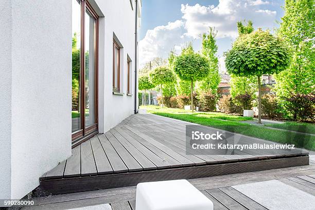 Entspannen Sie Sich Im Heimischen Garten Stockfoto und mehr Bilder von Hausgarten - Hausgarten, Terrasse - Grundstück, Gartenanlage