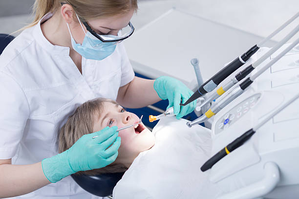 mutiger kleiner patient, der an karies leidet - human teeth little boys behavior expressing negativity stock-fotos und bilder