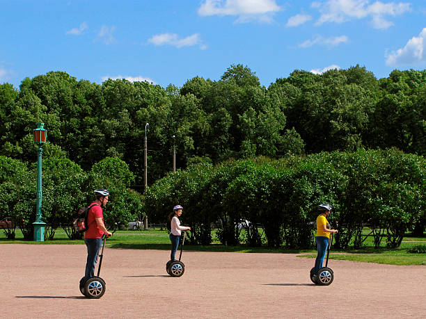 viagem no segway no parque - segway - fotografias e filmes do acervo