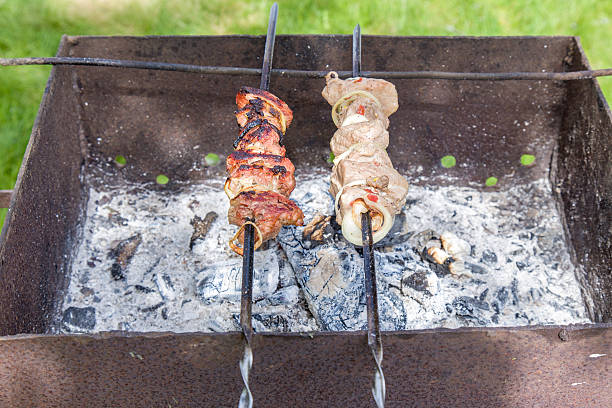 夏のピクニックでは、炭料理肉の上にグリルで。 - unready ストックフォトと画像
