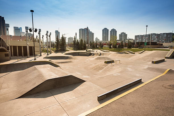 empty concrete skatepark - skateboard park ramp skateboard graffiti imagens e fotografias de stock