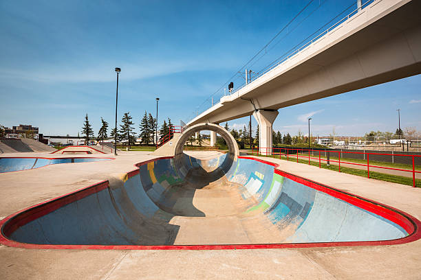 empty concrete skatepark - skateboard park ramp skateboard graffiti imagens e fotografias de stock