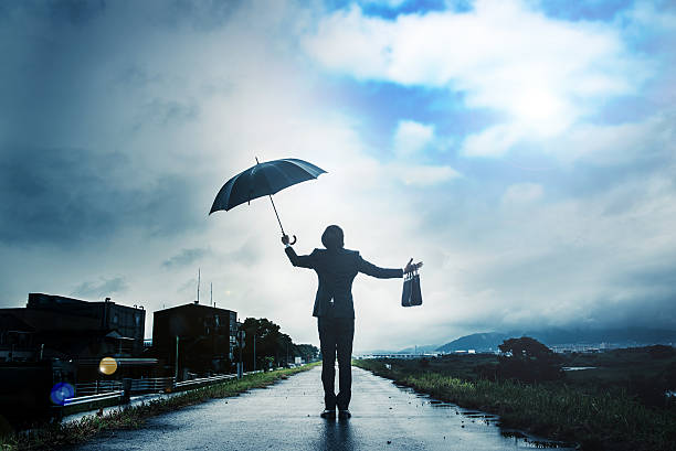 雨の後の空、傘を持つビジネスマン - 達成感 ストックフォトと画像
