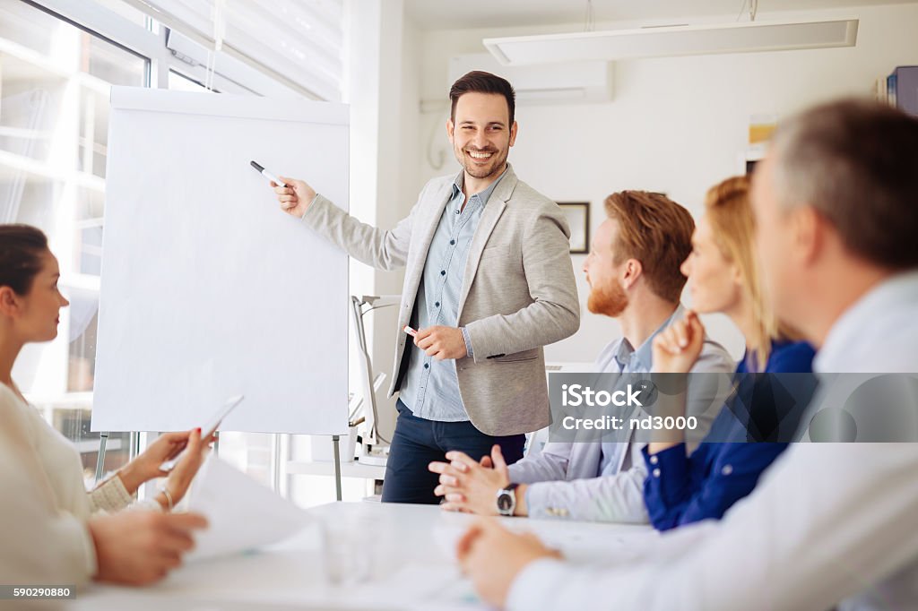 Presentación y colaboración por Gente de negocios - Foto de stock de Clase de formación libre de derechos