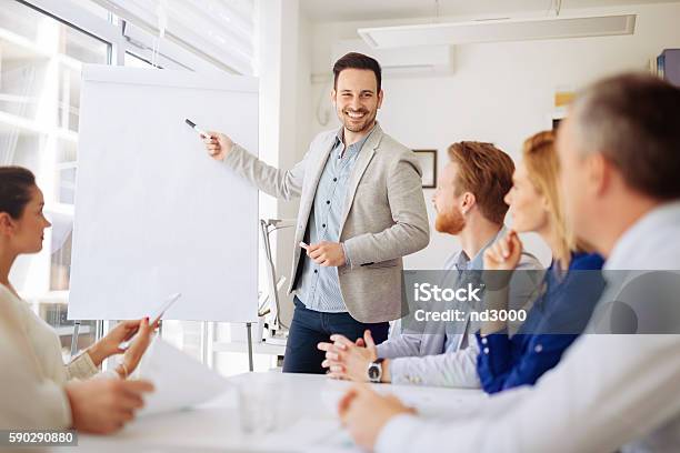 Presentación Y Colaboración Por Gente De Negocios Foto de stock y más banco de imágenes de Clase de formación - Clase de formación, Ponencia - Discurso, Negocio