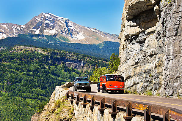 몬태나 주 글레이시 국립공�원의 선로드로 가기 - us glacier national park montana bus park 뉴스 사진 이미지