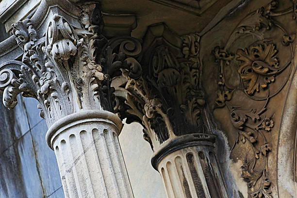 conceito de detalhe do prédio de fachada da coluna clássica arquitetônica grega coríntio - law column courthouse greek culture - fotografias e filmes do acervo