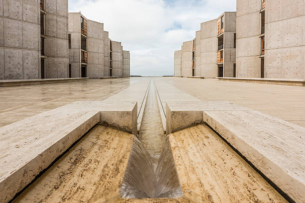 architecture symétrique du point de disparition de la fontaine de l’institut salk - salk institute photos et images de collection