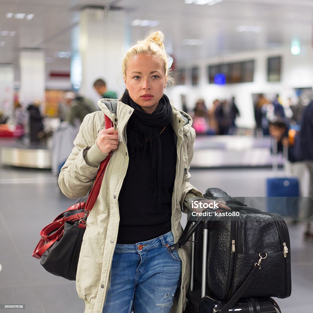 Weibliche Reisende die Beförderung von Gepäck im Flughafen. - Lizenzfrei Abflugbereich Stock-Foto