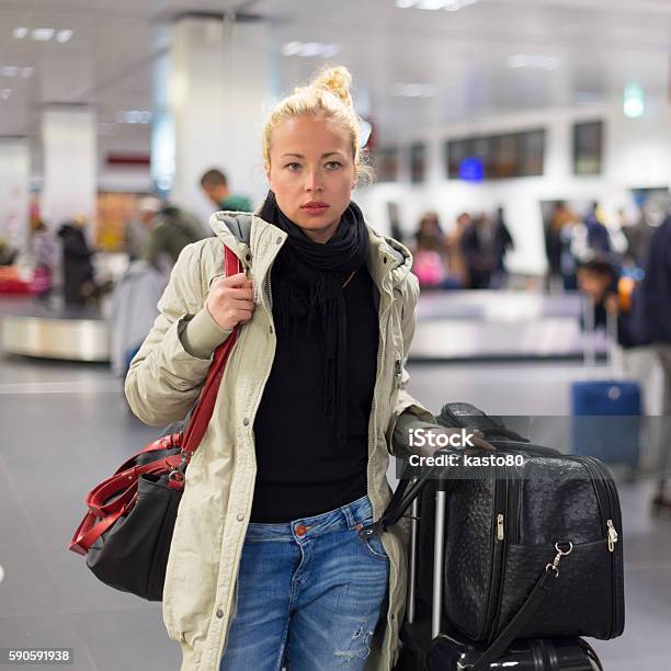 Weibliche Reisende Die Beförderung Von Gepäck Im Flughafen Stockfoto und mehr Bilder von Abflugbereich