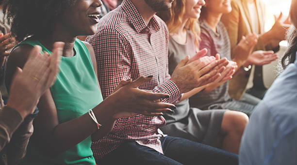 clientes admiran aplaudir happines reconocimiento concepto de formación - aplaudir fotografías e imágenes de stock