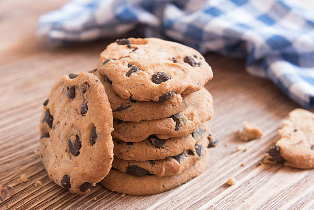 süße vegane knackige kekse mit schokoladentropfen. - drop cookies stock-fotos und bilder