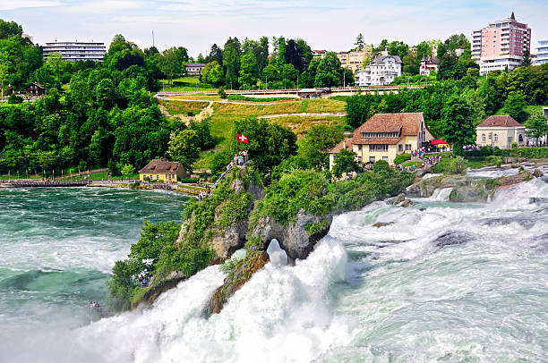 chutes du rhin - rhine falls photos et images de collection