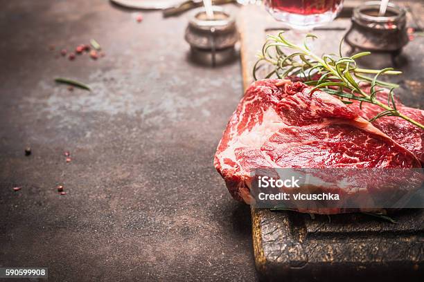 Photo libre de droit de Gros Plan Sur La Viande Crue Ribeye Steak Aux Épices banque d'images et plus d'images libres de droit de Viande