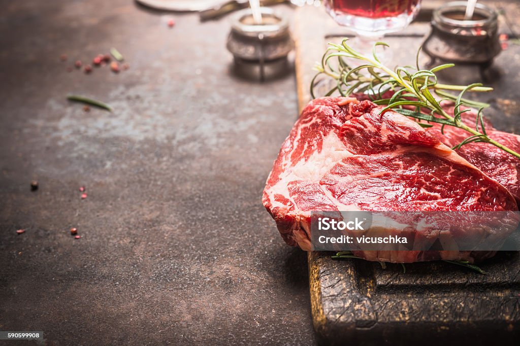 Feche acima da carne crua Ribeye Steak com especiarias - Foto de stock de Carne royalty-free