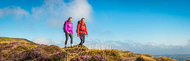 junge frau und jugendliche wanderer zu fuß malerischen sommer bergpanorama - brecon beacons nationalpark stock-fotos und bilder