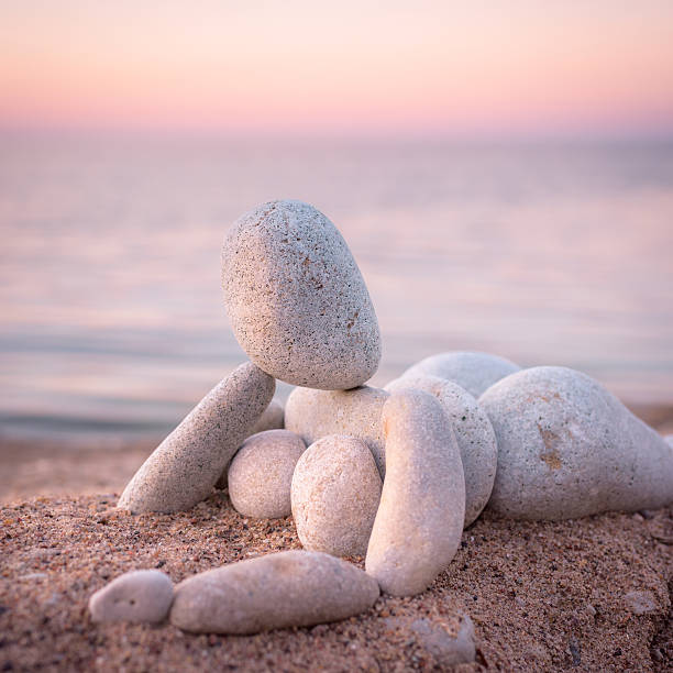 figurine of pebbles - vacations women men stability imagens e fotografias de stock