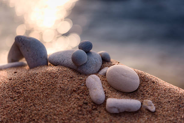 figurine sur la plage - vacations women men stability photos et images de collection