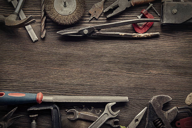 grunge antiga ferramentas em um fundo de madeira - work tool rusty old wrench imagens e fotografias de stock