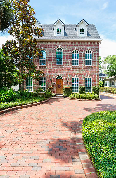 コロニアルスタイルホーム(ブリックペーバードライブウェイ付き) - driveway colonial style house residential structure ストックフォトと画像