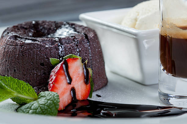 hermoso postre en plato blanco - foto de stock