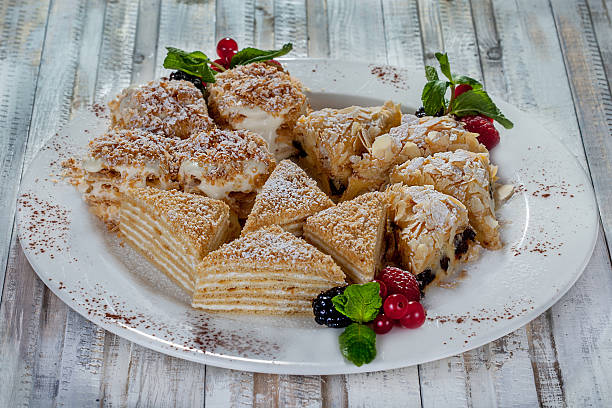 hermoso postre en plato blanco - foto de stock