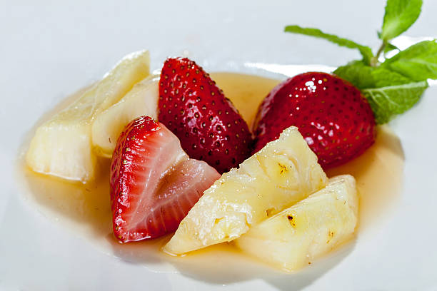 hermoso postre en plato blanco - foto de stock