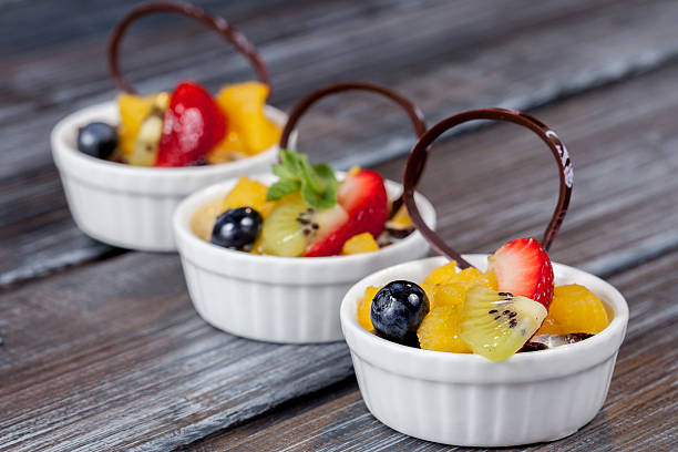 hermoso postre en plato blanco - foto de stock