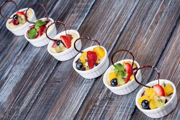 hermoso postre en plato blanco - foto de stock