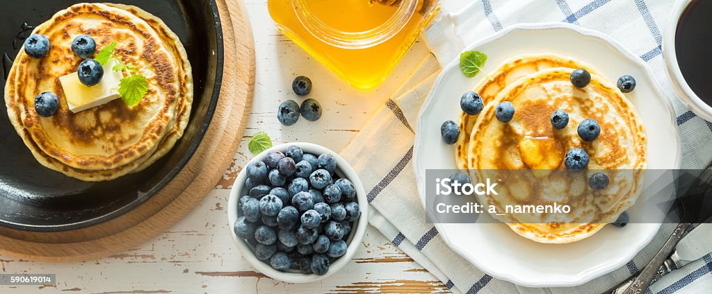 Frühstück - Pfannkuchen mit Heidelbeeren - Lizenzfrei Eierkuchen-Speise Stock-Foto