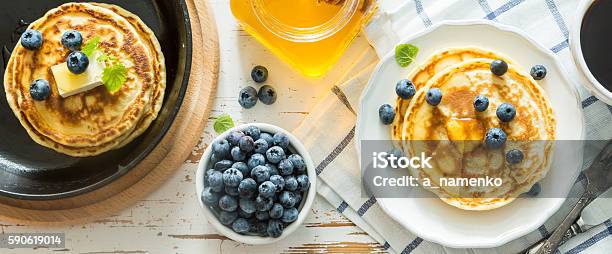 Frühstück Pfannkuchen Mit Heidelbeeren Stockfoto und mehr Bilder von Eierkuchen-Speise - Eierkuchen-Speise, Frühstück, Amerikanische Heidelbeere