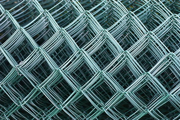 kette zaun - green fence chainlink fence wall stock-fotos und bilder