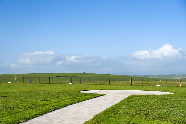 platforma lądowania helikoptera na zielonym polu - farm fence landscape rural scene zdjęcia i obrazy z banku zdjęć