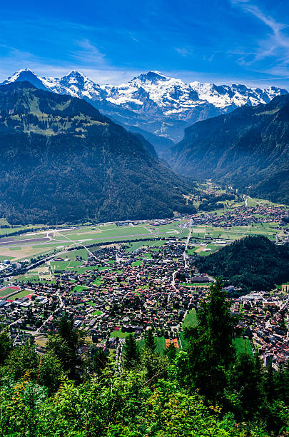 интерлакен, швейцария, пейзаж - jungfrau eiger monch bernese oberland стоковые фото и изображения