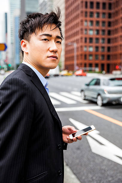 homme d’affaires à tokyo en attente de covoiturage - car pooling photos et images de collection