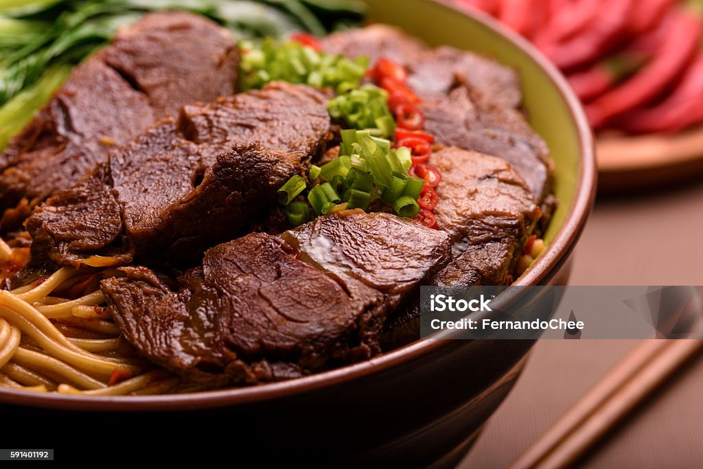 Authentique bol de soupe de nouilles de bœuf taïwanais - Photo de Viande de boeuf libre de droits