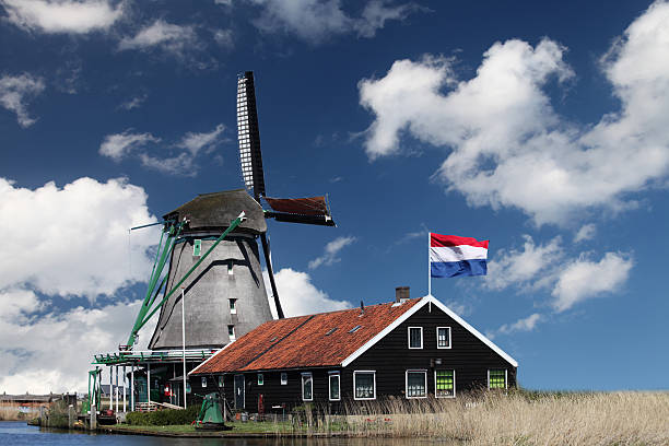 holenderski wiatrak, flaga holandii - netherlands windmill farm farmhouse zdjęcia i obrazy z banku zdjęć