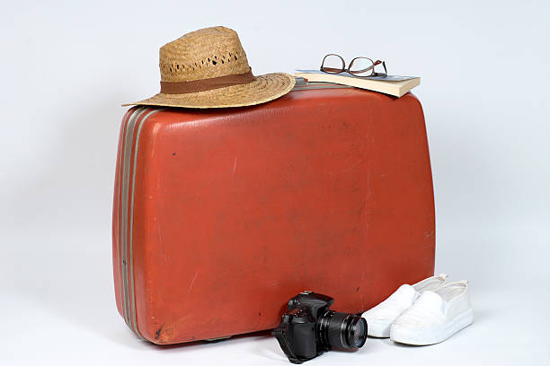 klasyczny czerwony bagaż - trunk luggage old fashioned retro revival zdjęcia i obrazy z banku zdjęć