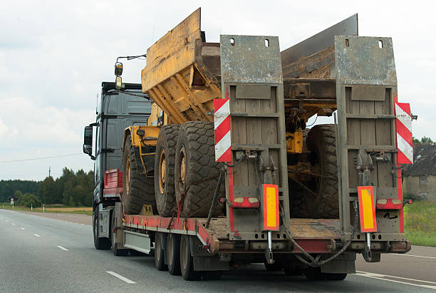 schwerer lkw mit anhänger auf der autobahn. - übergröße stock-fotos und bilder