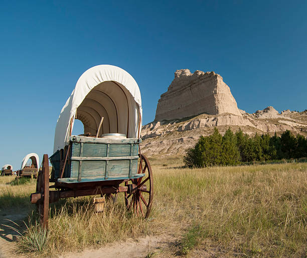 istock Covered Oregon Trail wagon exhibit at Scotts Bluff National Monument 591407332