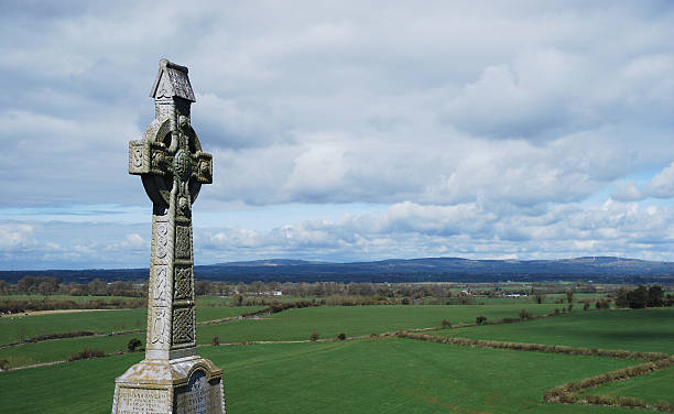 high stone cross am rock of cashel, irland - irish cross stock-fotos und bilder