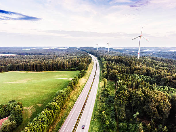 carretera en bosque verde, molinos de viento, cielo nublado. países bajos - highway traffic aerial view netherlands fotografías e imágenes de stock